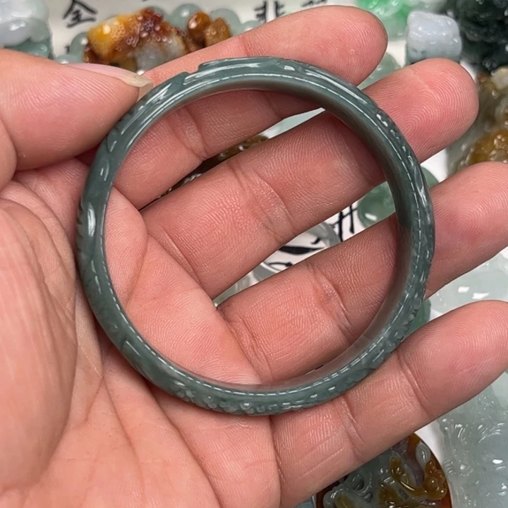 翡翠未镶嵌颈饰手镯