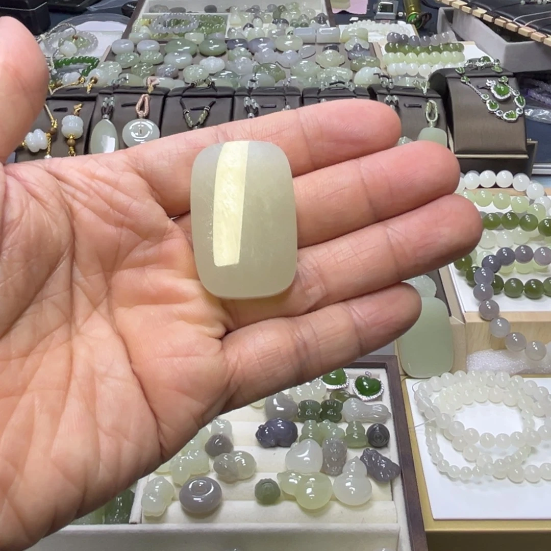 。***.和田玉未镶嵌颈饰