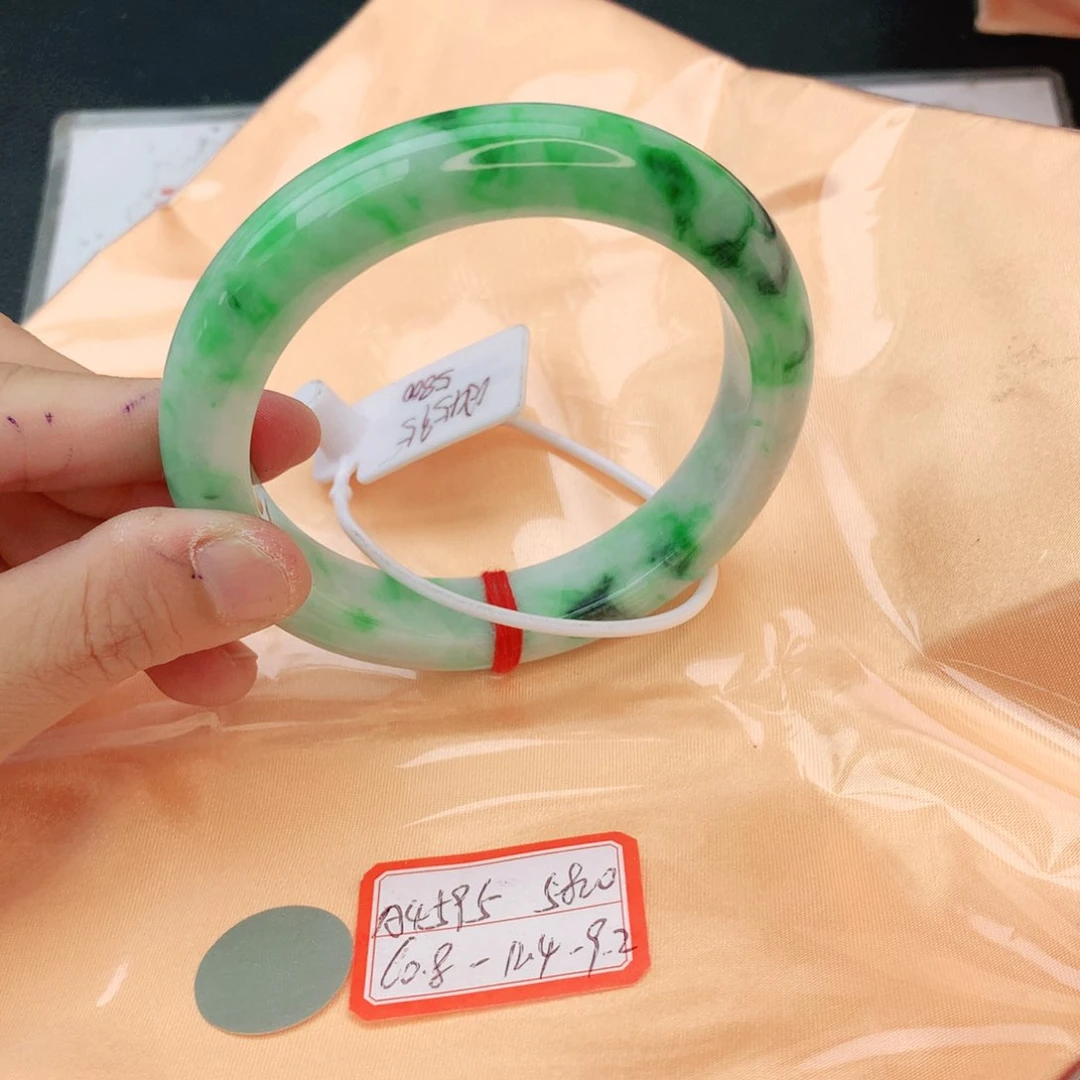 翡翠手镯未镶嵌翡翠