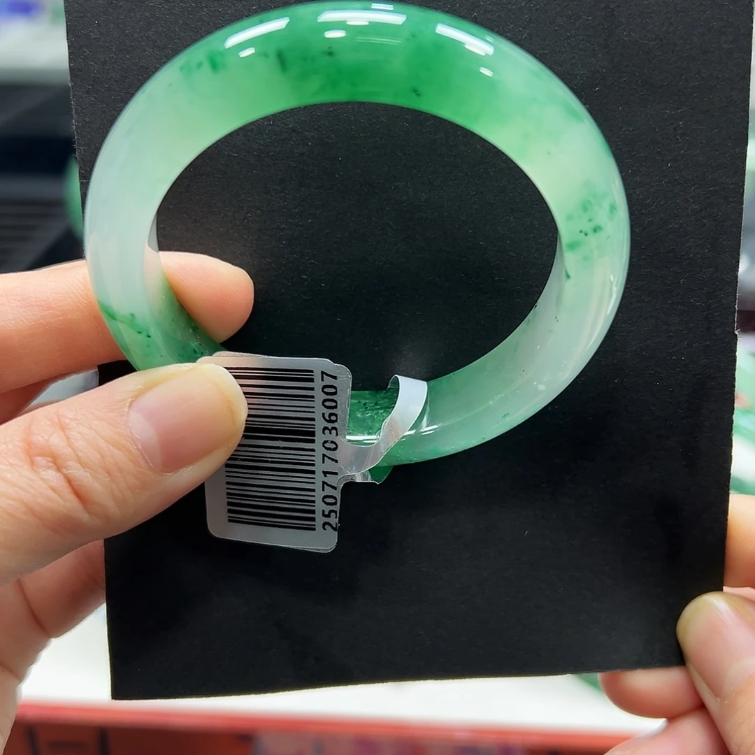 z****石英质玉（非洲翠）未镶嵌手镯