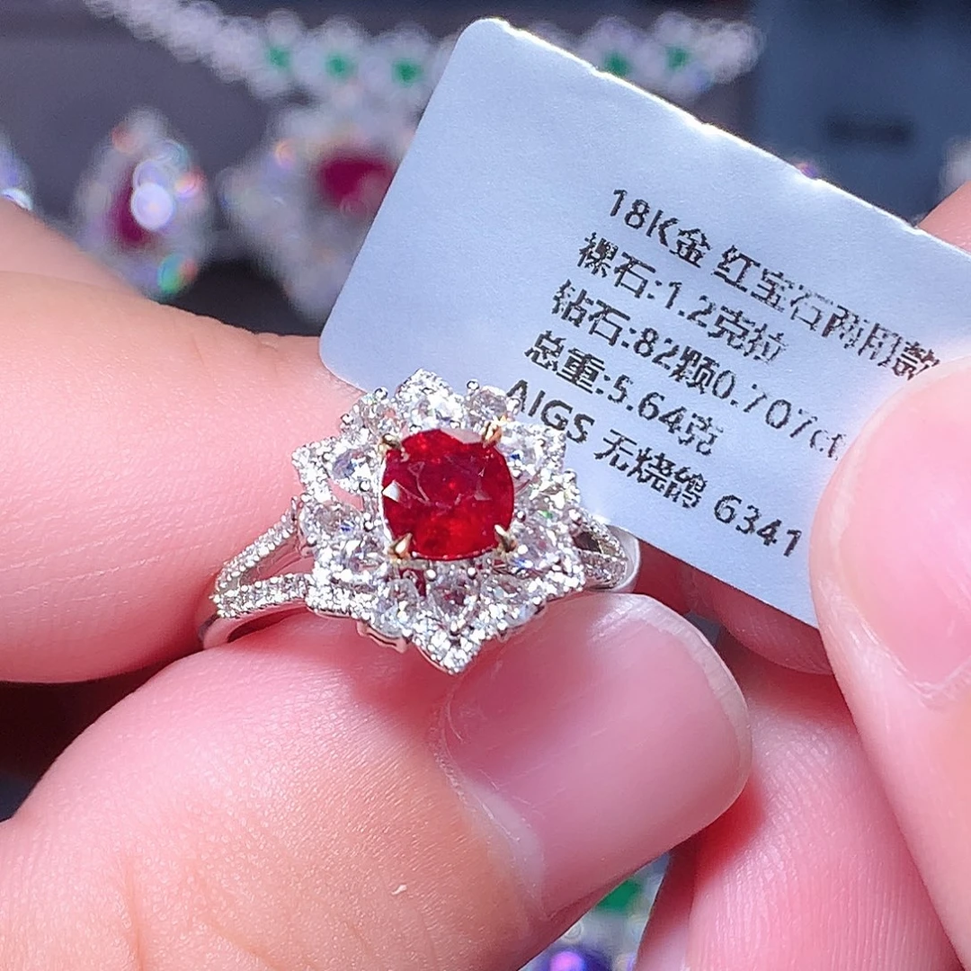 18K金镶嵌红宝石戒指