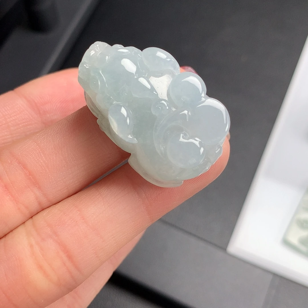 翡翠未镶嵌颈饰貔貅