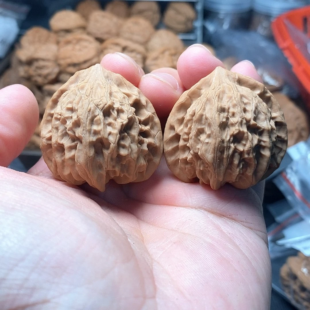 1文玩核桃血灯笼38-275