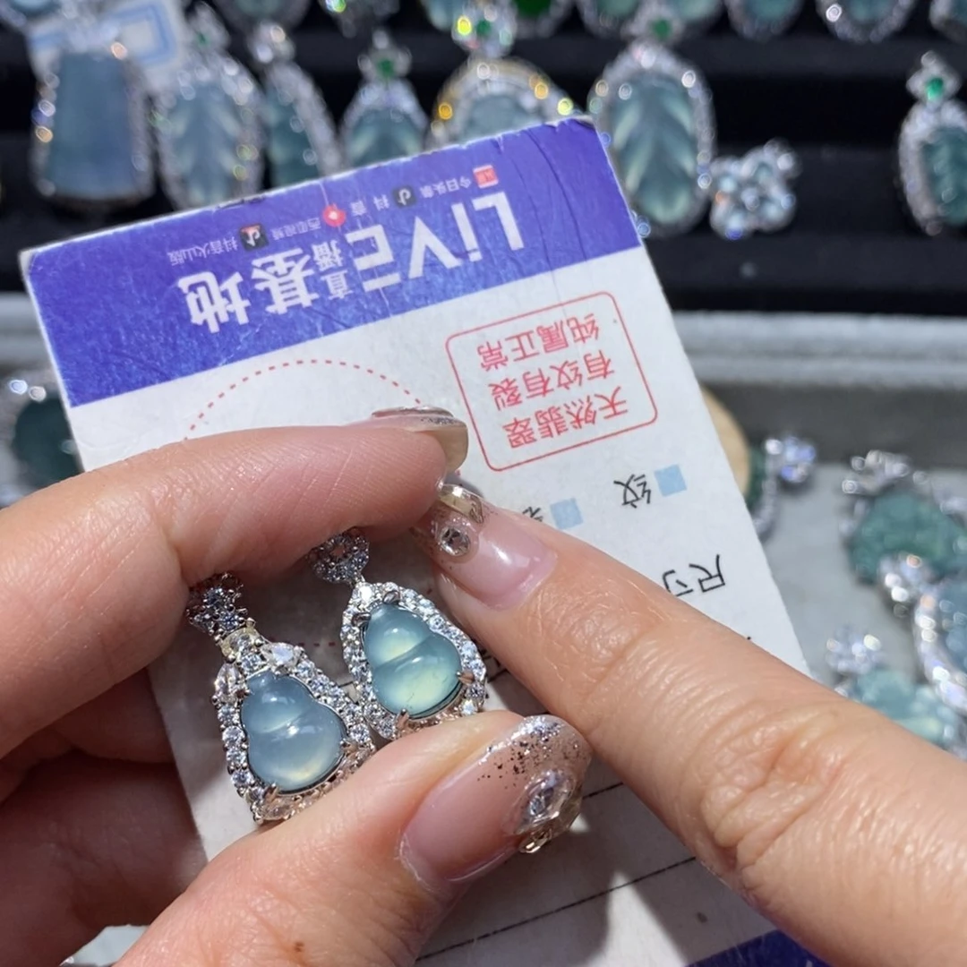 翡翠颈饰未镶嵌缅****o翡翠两个葫芦