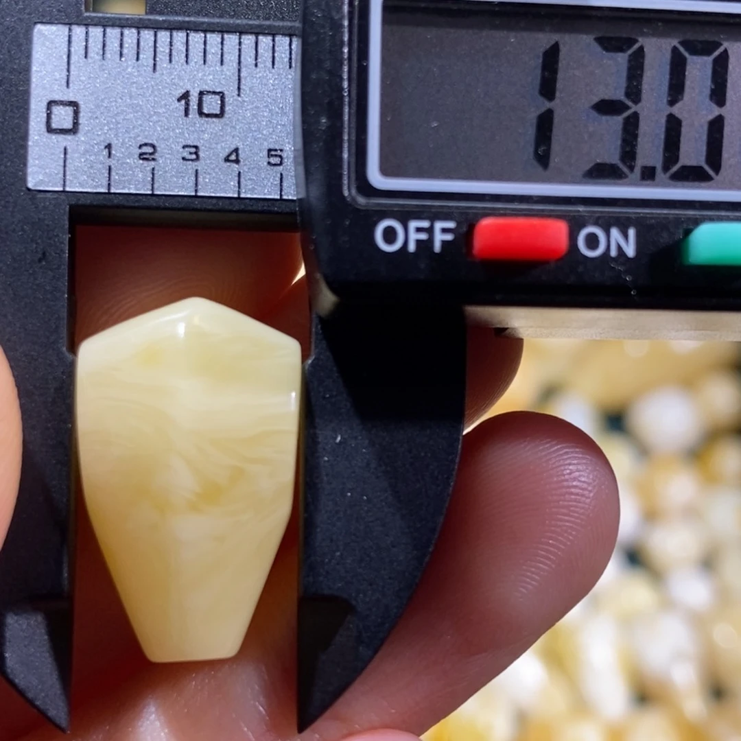 琥珀裸石未镶嵌配饰