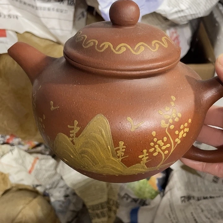 茶壶紫砂原矿泥料手工制作的一把紫砂壶。