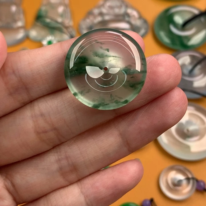 颈饰未镶嵌翡翠….！