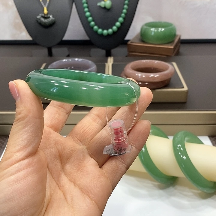 东陵石手镯未镶嵌嗯****?