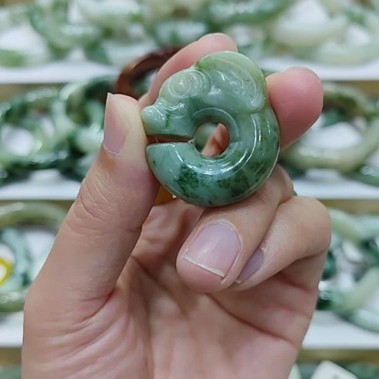 透闪石-蛇纹石玉未镶嵌颈饰