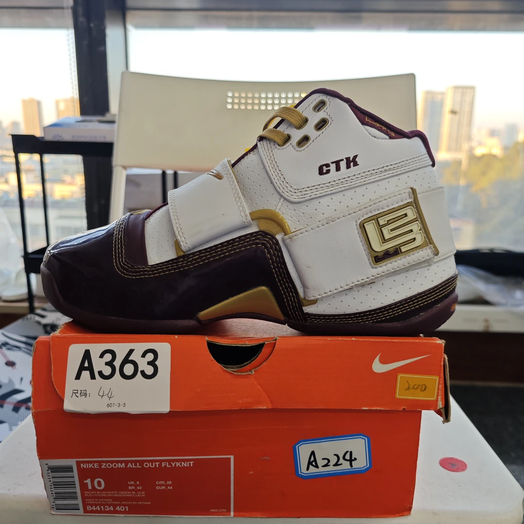 nike 黑白运动鞋 全新原盒 44码 bai 12.4 A363