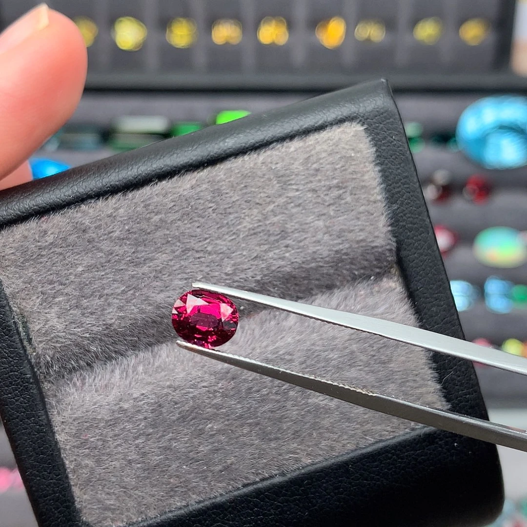 石榴石（紫牙乌）未镶嵌裸石1.6克拉