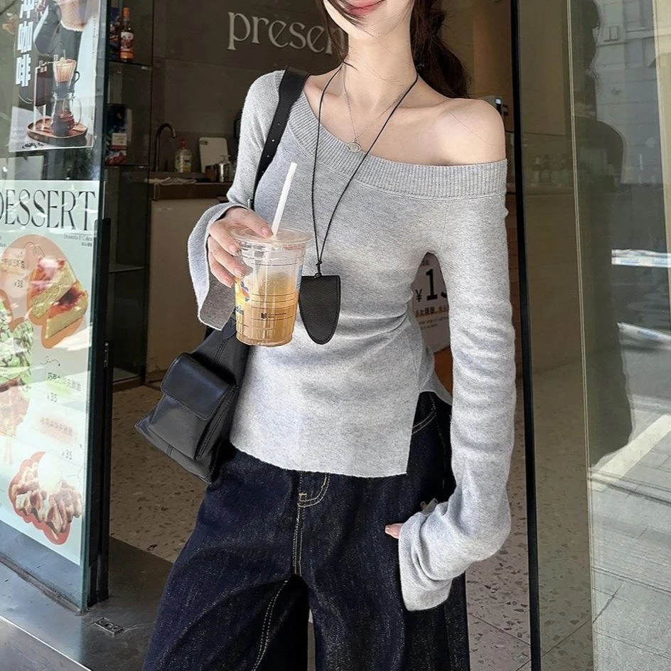 灰色长袖斜肩针织打底衫女设计感露肩毛衣甜辣妹短款上衣