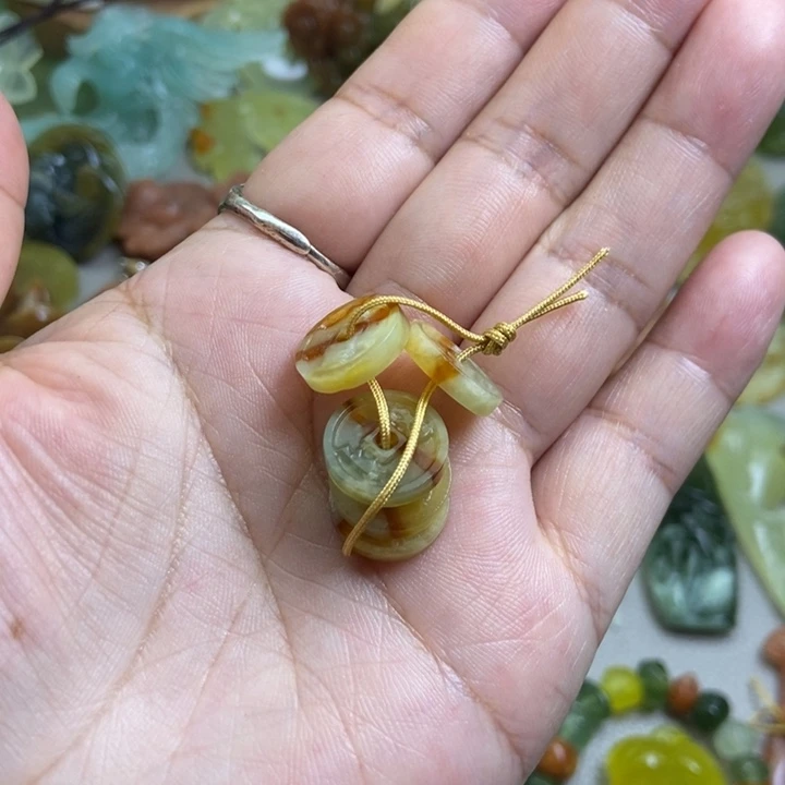 蛇纹石玉挂件未镶嵌