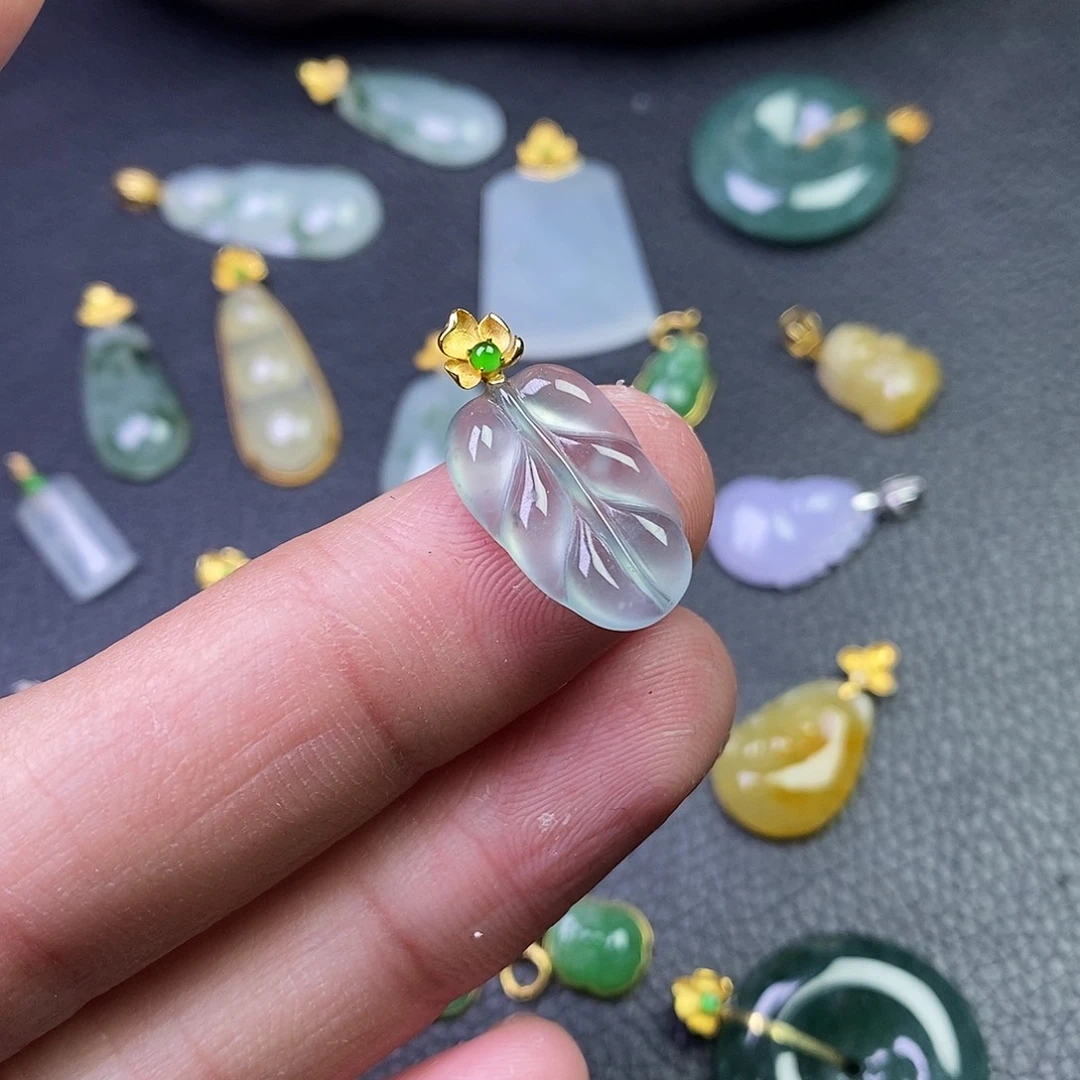 颈饰18K金镶嵌翡翠