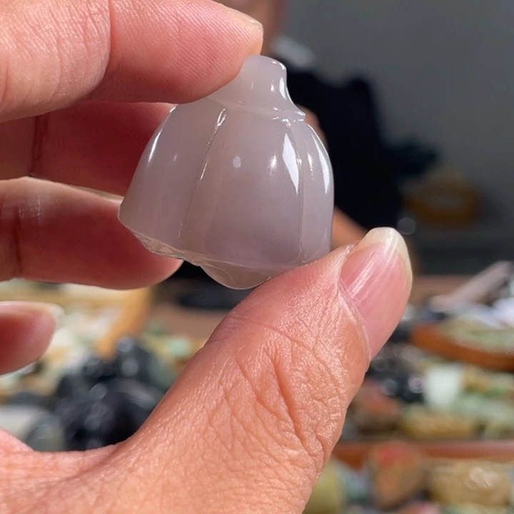 和田玉未镶嵌颈饰和**娘