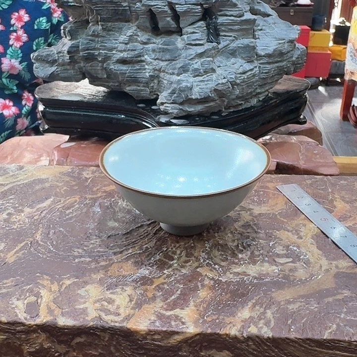 高足杯一个，瓷。品茗