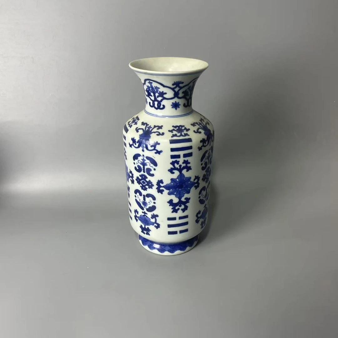青花花卉八卦纹赏瓶