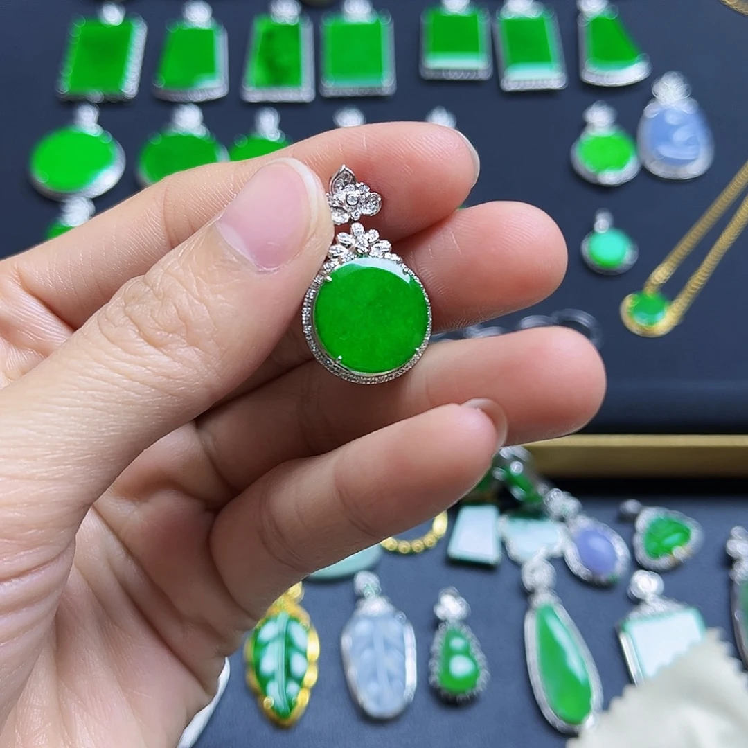 翡翠18K金镶嵌颈饰