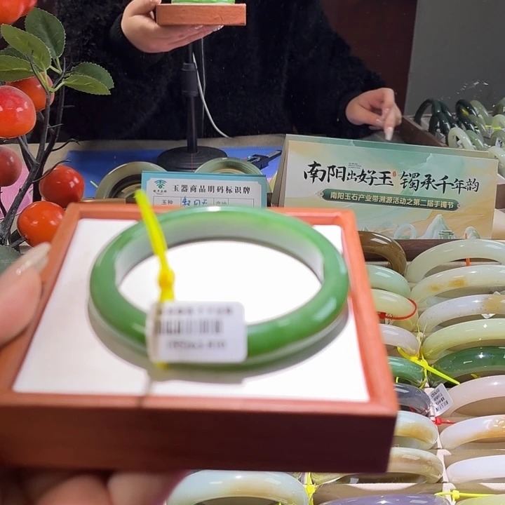 和田玉未镶嵌手镯60