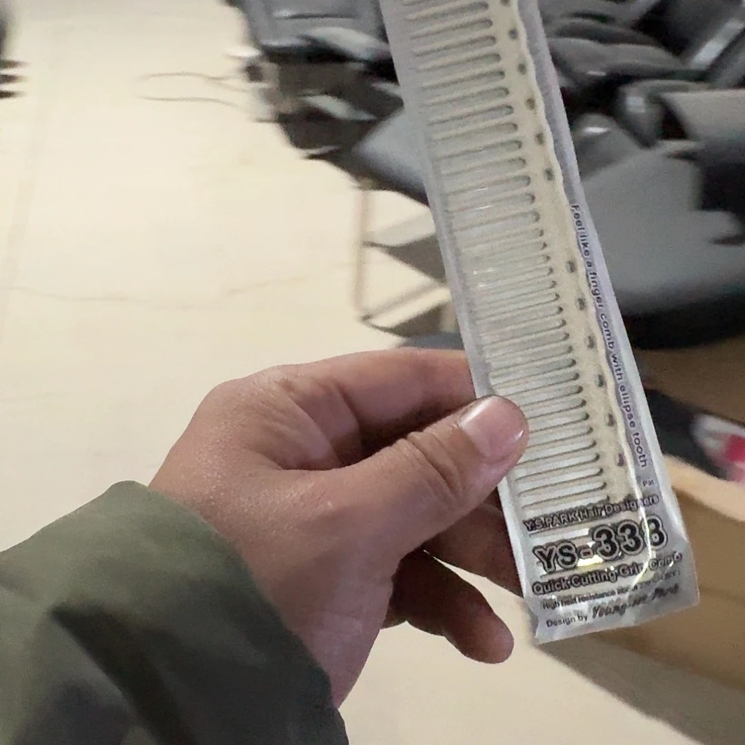 此***渝混纺木（红木类）YS338梳子一只