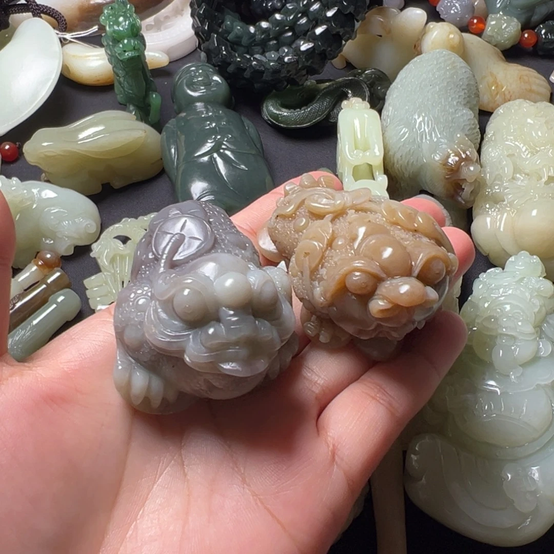 陈***虎和田玉未镶嵌颈饰