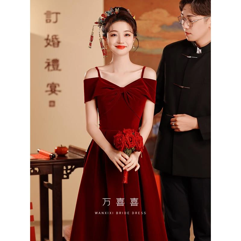 一字肩敬酒服新娘小个子订婚裙红色丝绒结婚回门宴礼服遮肚子2024