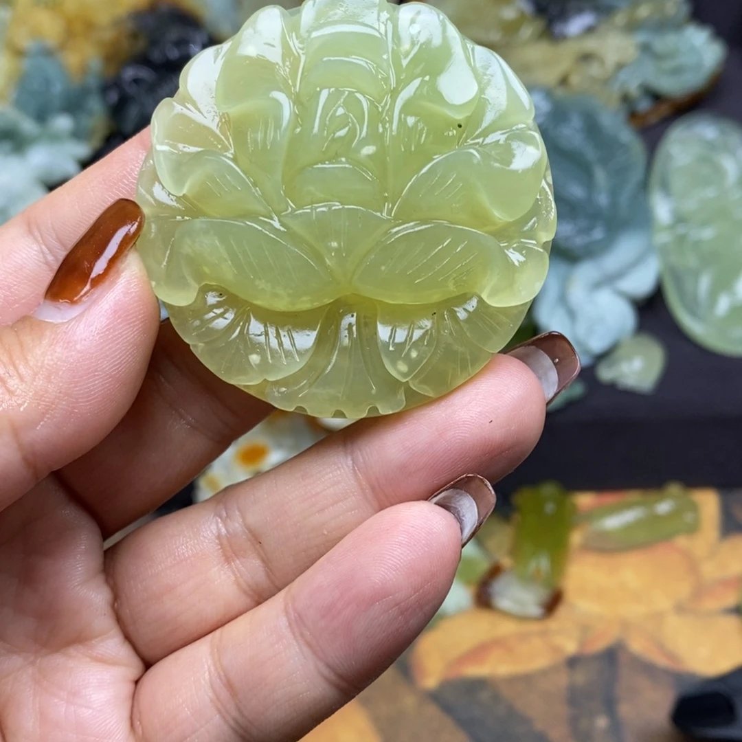 蛇纹石玉颈饰未镶嵌