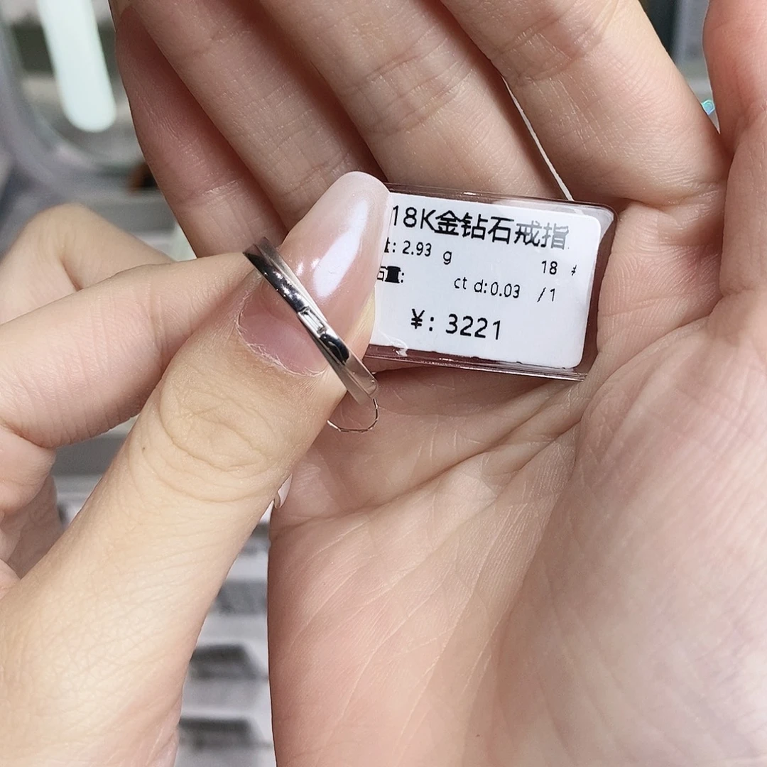 玲***M18K金镶嵌戒指/指环钻石