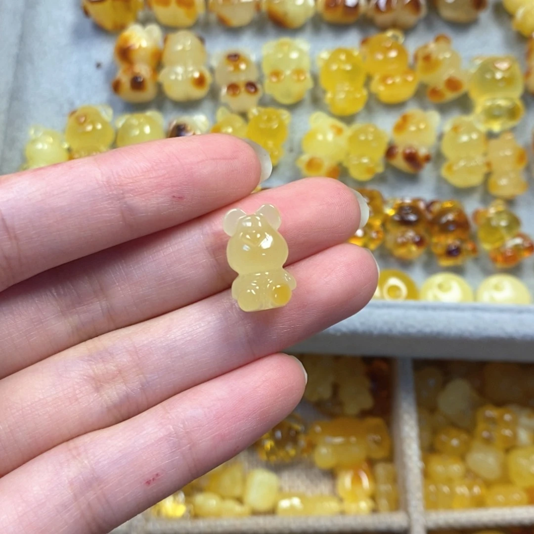 未镶嵌颈饰琥珀小熊