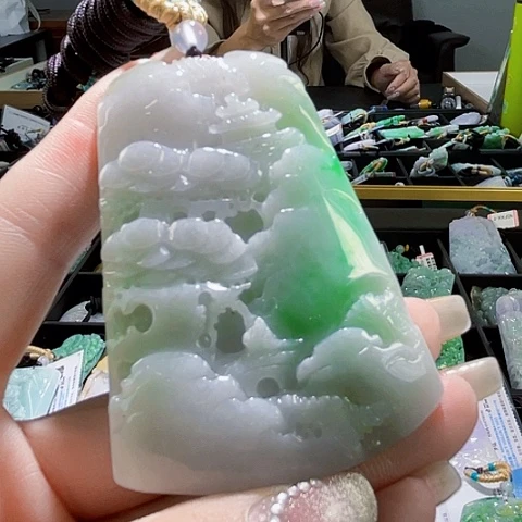 翡翠未镶嵌颈饰一个