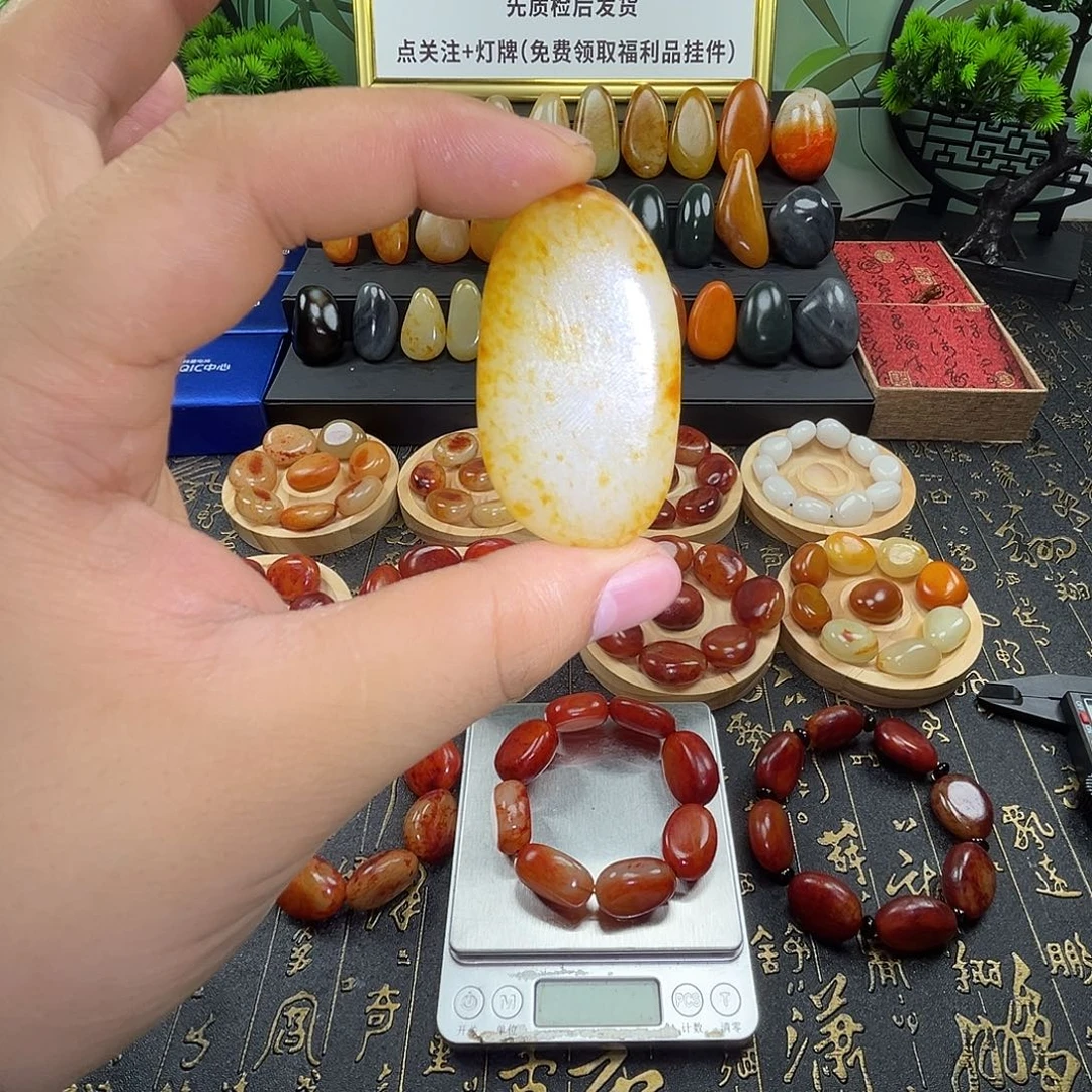 和田玉未镶嵌吊坠(赠链)