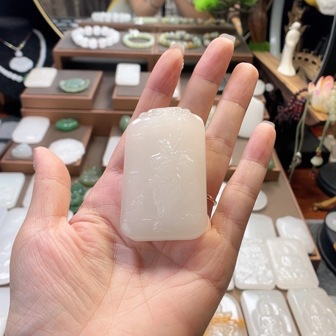 爵***品颈饰未镶嵌石英质玉（金丝玉）新疆金丝玉双面雕工