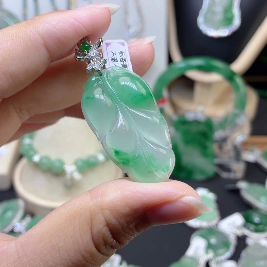 石英质玉（非洲翠）未镶嵌颈饰谭**?