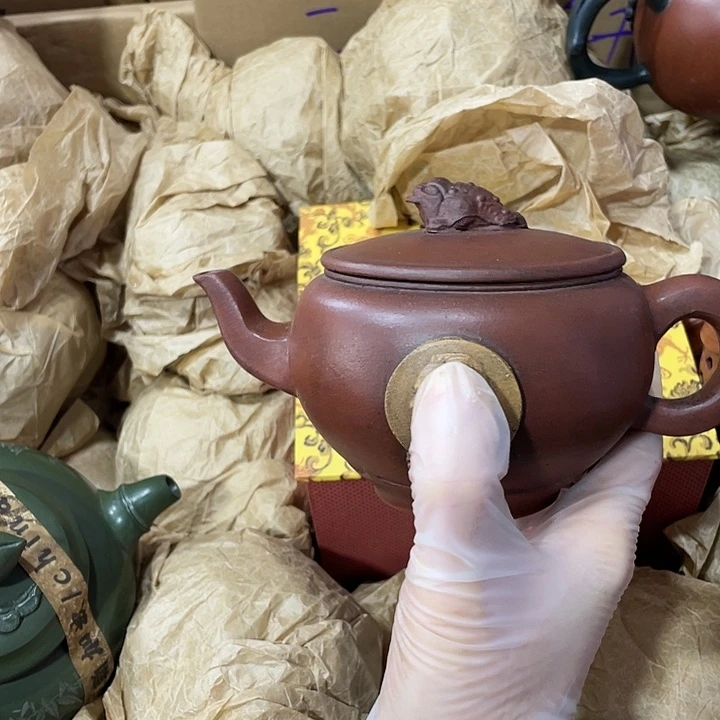 茶壶紫砂矿泥老，手工制作的一把紫砂壶。