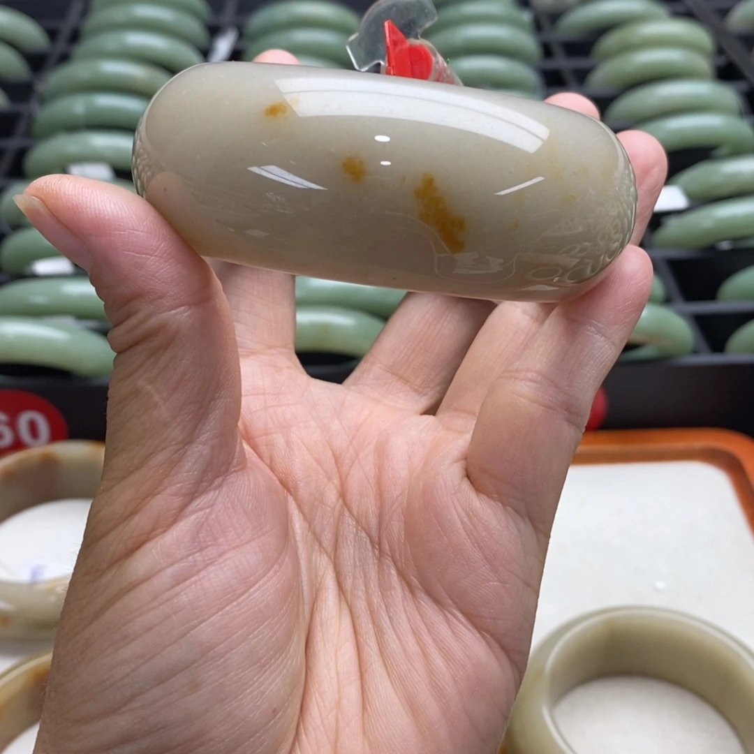 石英质玉手镯未镶嵌开****?