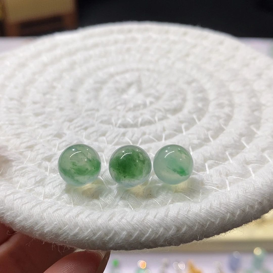 裸石翡翠一手绿幽林珠珠