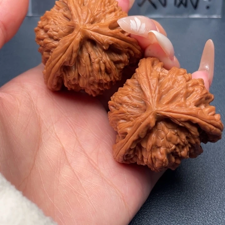刘***豪文玩核桃吊坠白狮子