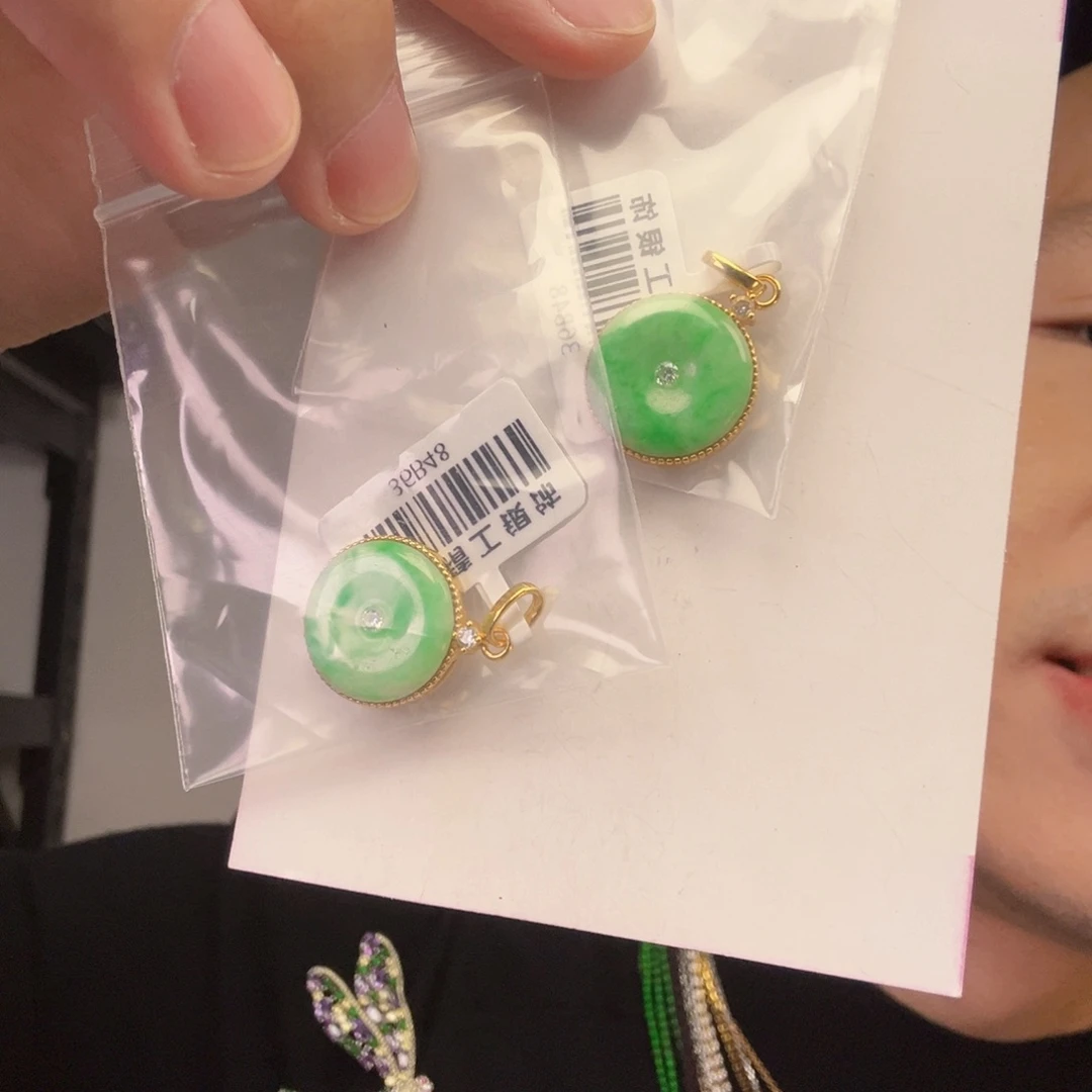 翡翠未镶嵌颈饰一件