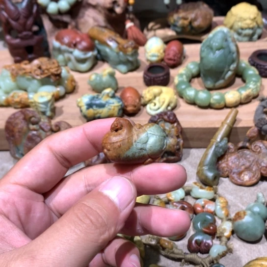 未镶嵌岫岩河磨玉（透闪石质玉）挂件