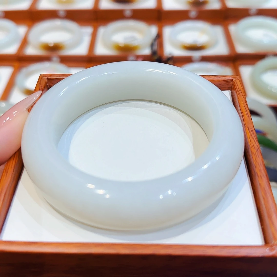 用***3未镶嵌手镯和田玉