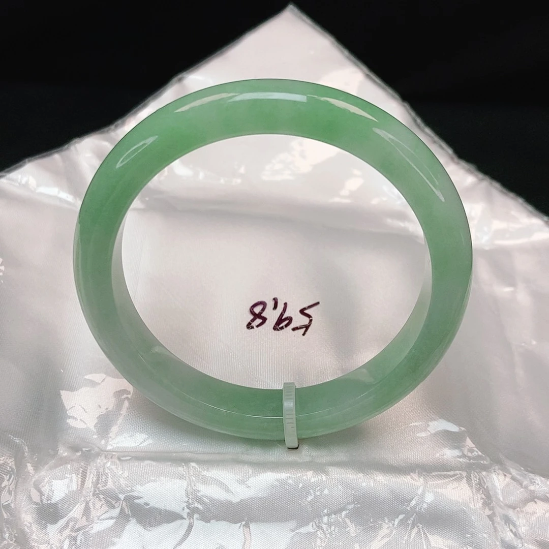 翡翠手镯未镶嵌泥鳅背