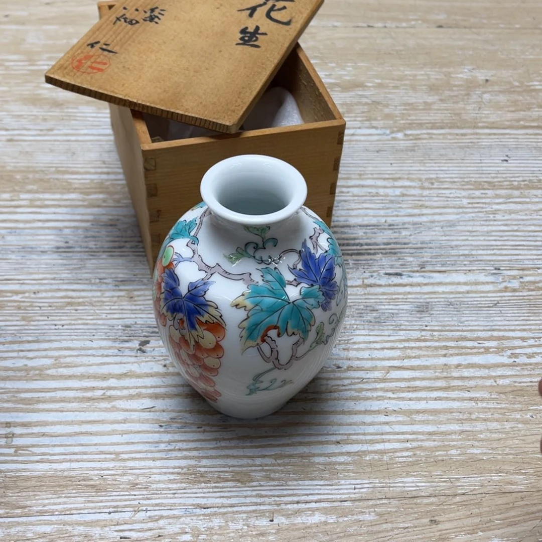 瓷片乌****子密密麻麻地排列着一个