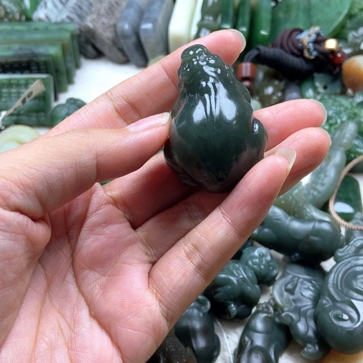 颈饰未镶嵌和田玉等*，