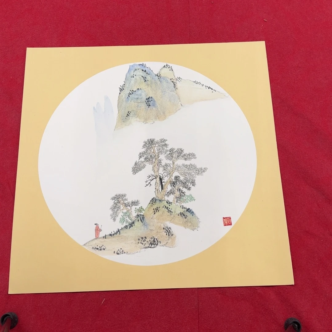 国画花鸟等图案为一体而得名的