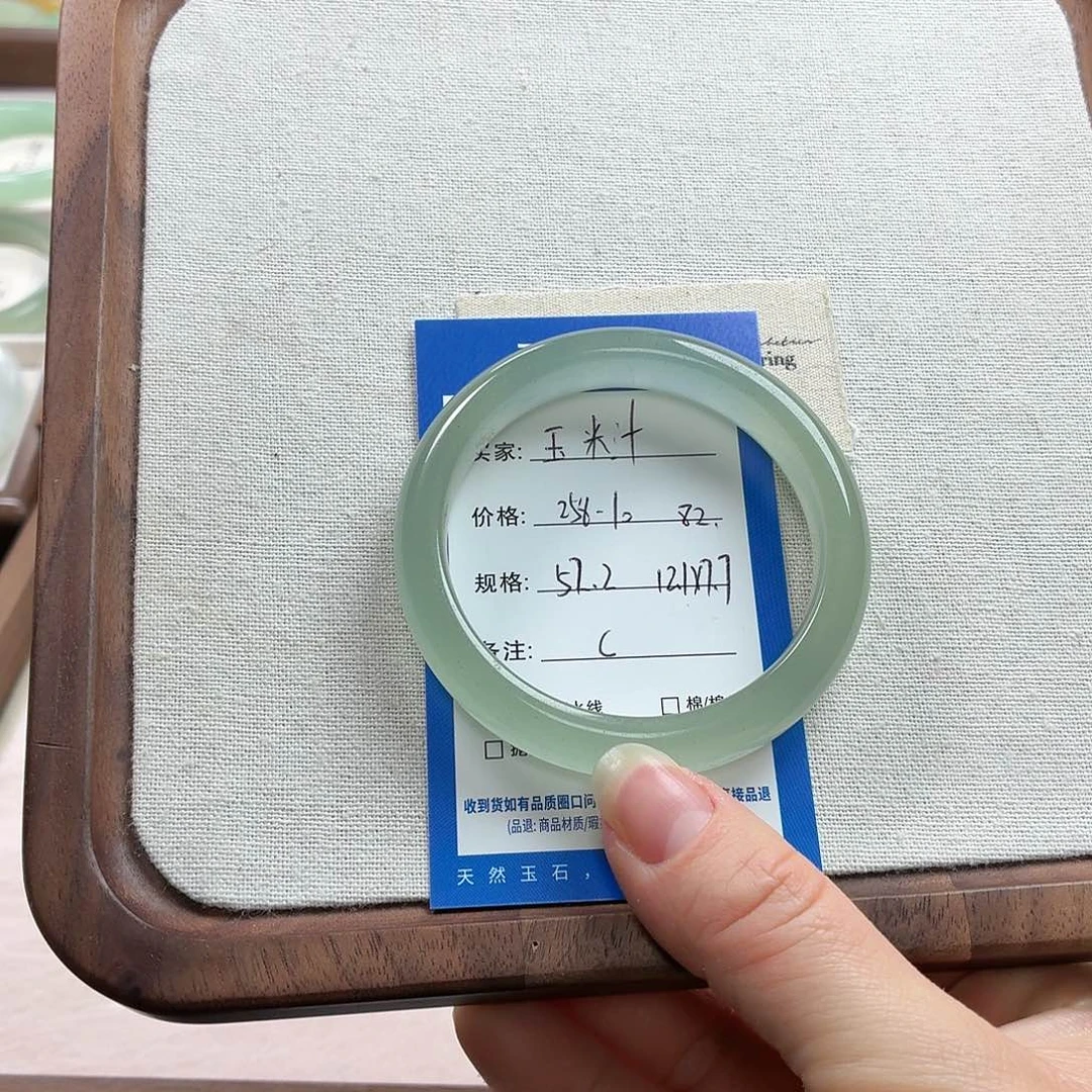 玉***汁石英质玉未镶嵌手镯