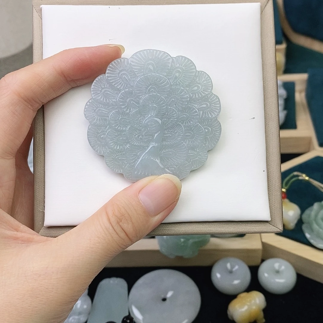 翡翠未镶嵌颈饰孔雀