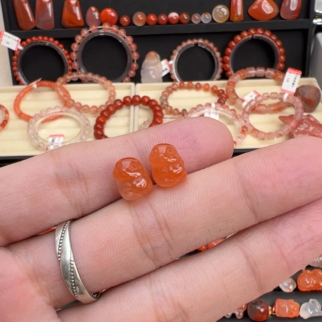 南红玛瑙未镶嵌颈饰兔子一对