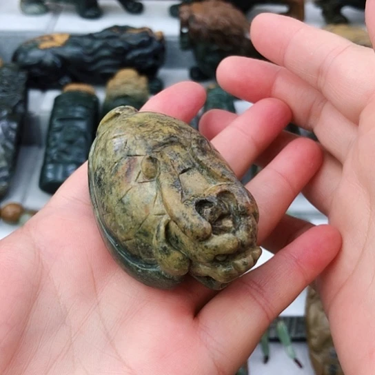 未镶嵌岫岩河磨玉（透闪石质玉）把件