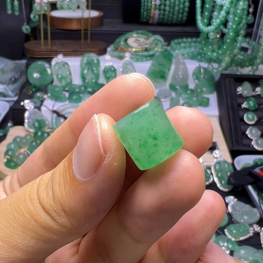 石英质玉（非洲翠）未镶嵌颈饰