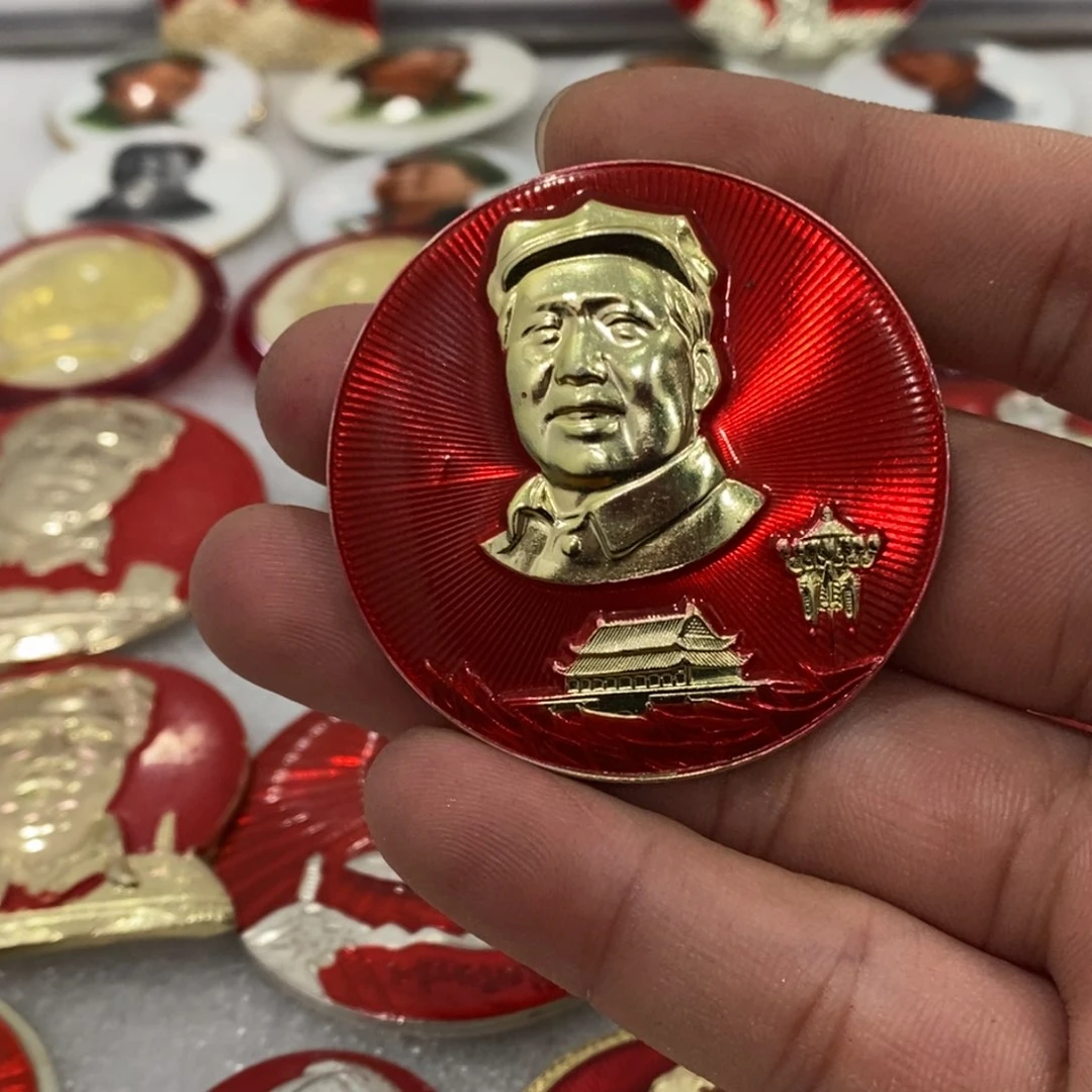 铝红色纪念章过江帽。
